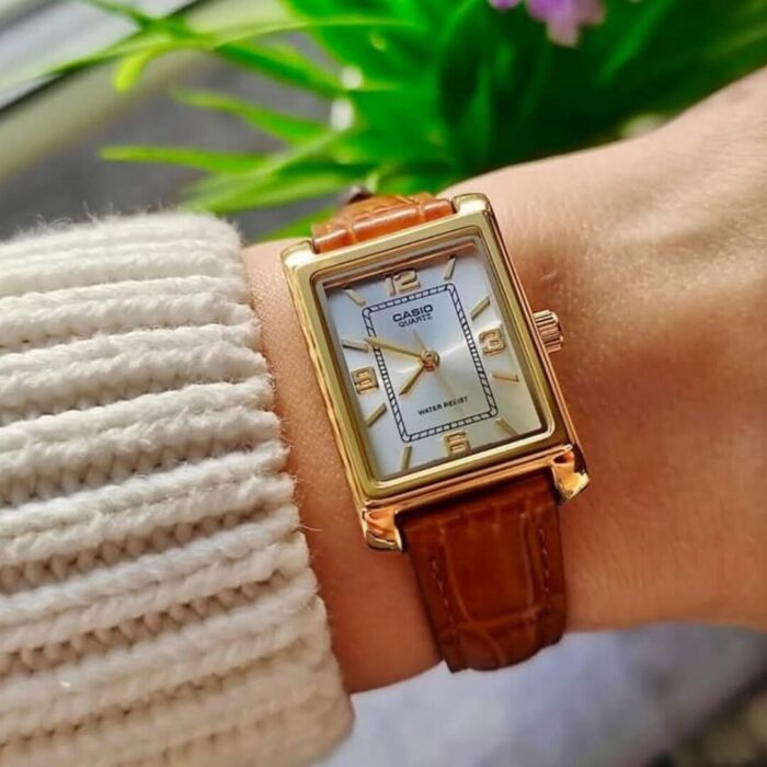 Casio Femme LTP-1234GLL-7A Montre Analogique Classique Boîtier Carré  Doré LTP-1234GLL-7A https://aiguilledeluxe.com original Algerie DZ