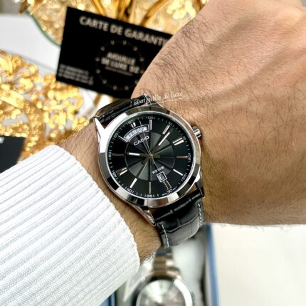 Casio Homme MTP-1381L-1A Bracelet Cuir Cadran Noir Date et Jour MTP-1381L-1A https://aiguilledeluxe.com original Algerie DZ