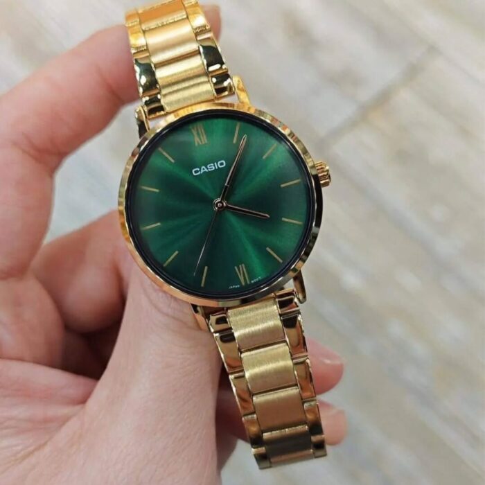 Casio Femme LTP-VT02G-3A Montre Raffinée Cadran Vert Bracelet Doré LTP-VT02G-3A https://aiguilledeluxe.com original Algerie DZ