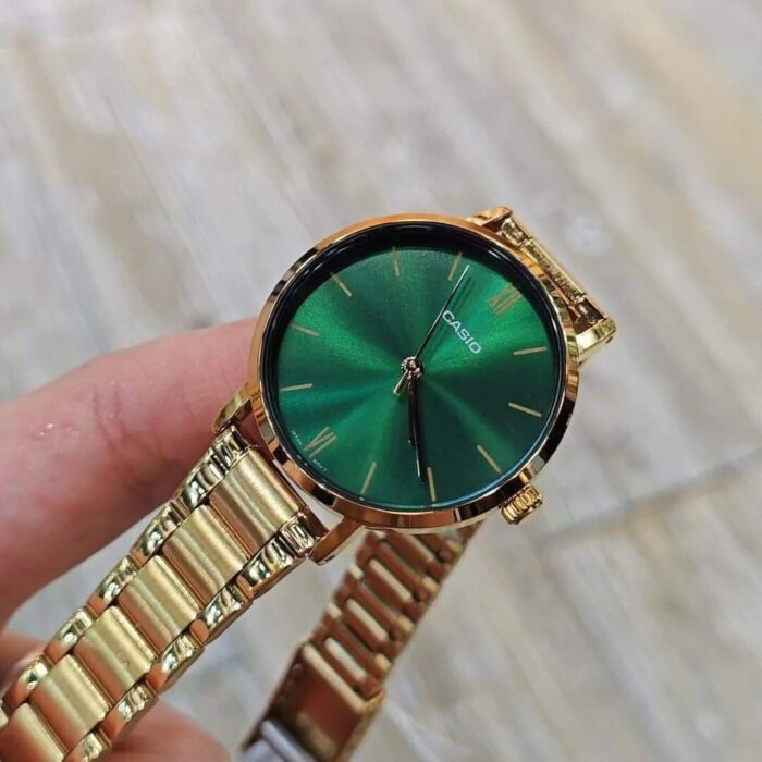 Casio Femme LTP-VT02G-3A Montre Raffinée Cadran Vert Bracelet Doré LTP-VT02G-3A https://aiguilledeluxe.com original Algerie DZ