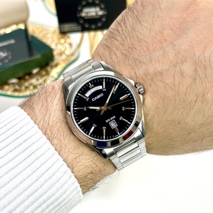 Casio Homme MTP-1370D-1A2 Classique Acier Inoxydable Cadran Noir Affichage Jour/Date MTP-1370d-1A2 https://aiguilledeluxe.com original Algerie DZ