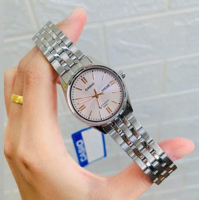 Casio Femme LTP-1335D-4A Acier Inoxydable Cadran Rose et Affichage Jour-Date LTP-1335D-4A https://aiguilledeluxe.com original Algerie DZ