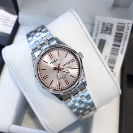 Casio Femme LTP-1335D-4A Acier Inoxydable Cadran Rose et Affichage Jour-Date LTP-1335D-4A https://aiguilledeluxe.com original Algerie DZ