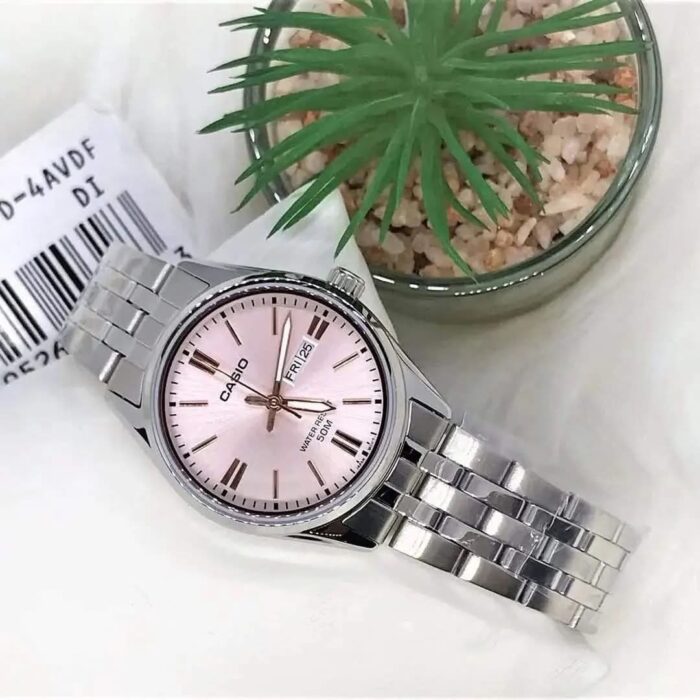 Casio Femme LTP-1335D-4A Acier Inoxydable Cadran Rose et Affichage Jour-Date LTP-1335D-4A https://aiguilledeluxe.com original Algerie DZ