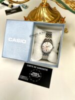 Casio Femme LTP-1335D-4A Acier Inoxydable Cadran Rose et Affichage Jour-Date LTP-1335D-4A https://aiguilledeluxe.com original Algerie DZ