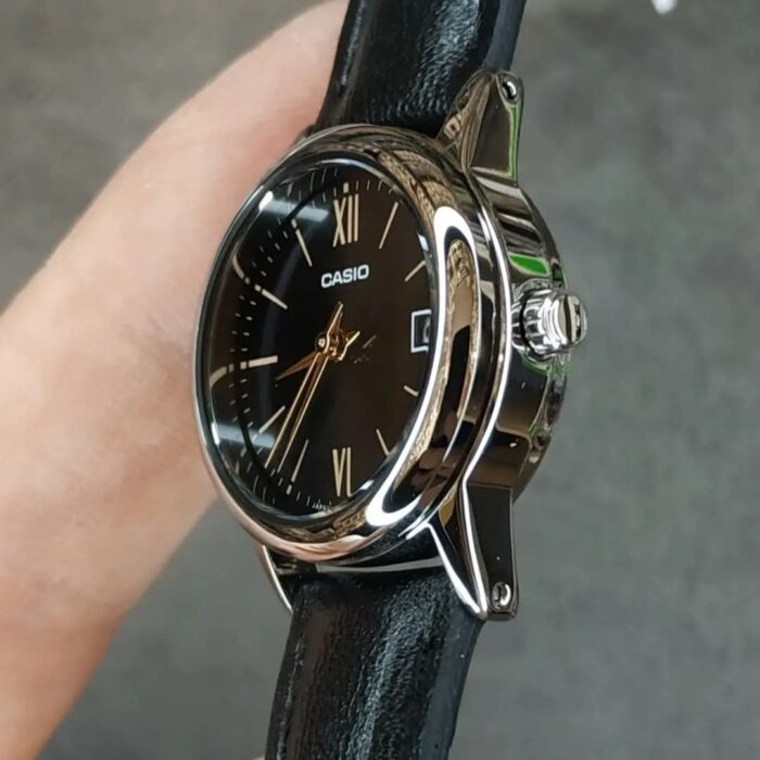 Casio Femme LTP-V002L-7B3 Cuir Marron Cadran Argenté Affichage Date LTP-V002L-7B3 https://aiguilledeluxe.com original Algerie DZ
