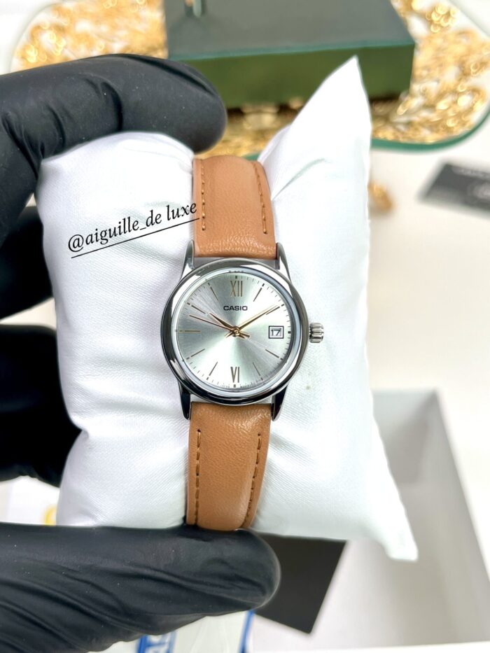 Casio Femme LTP-V002L-7B3 Cuir Marron Cadran Argenté Affichage Date LTP-V002L-7B3 https://aiguilledeluxe.com original Algerie DZ