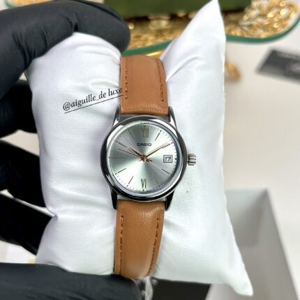 Casio Femme LTP-V002L-7B3 Cuir Marron Cadran Argenté Affichage Date LTP-V002L-7B3 https://aiguilledeluxe.com original Algerie DZ