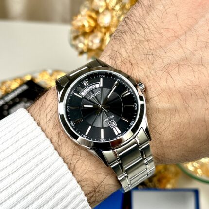 Casio Homme MTP-1381D-1A Montre Analogique Acier Inoxydable Cadran Noir Date/Jour MTP-1381D-1A https://aiguilledeluxe.com original Algerie DZ