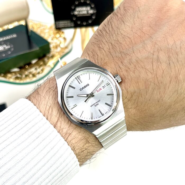 Casio Homme MTP-E735D-7AV  Acier Inoxydable  Cadran Argenté Affichage Jour/Date (Copie) MTP-E735D-7A-1 https://aiguilledeluxe.com original Algerie DZ