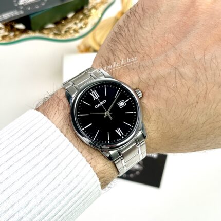 Casio Homme MTP-V002D-1B3  Classique Acier Inoxydable Cadran Noir Affichage Date MTP-V002D-1B3 https://aiguilledeluxe.com original Algerie DZ