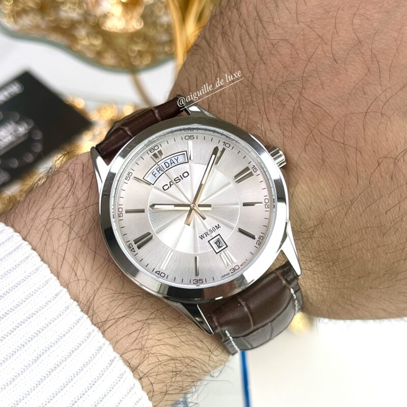 Casio Homme MTP-1381L-7A Bracelet Cuir Cadran Blanc Date et Jour (⌀ 39,9 mm) MTP-1381L-7A https://aiguilledeluxe.com original Algerie DZ