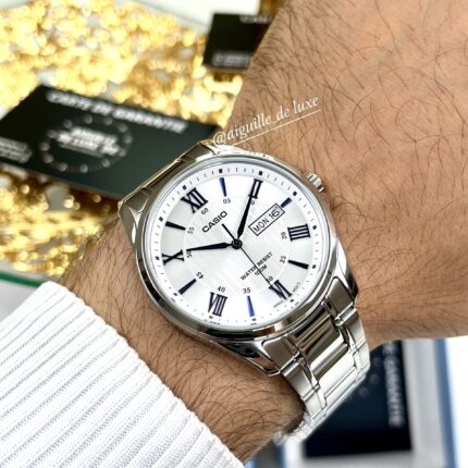 Casio Homme MTP-1384D-7A2 Montre Élégante Moderne Cadran Blanc Accents Bleus MTP-1384D-7A2 https://aiguilledeluxe.com original Algerie DZ