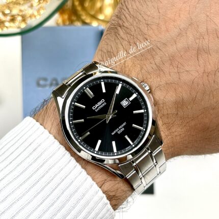 Casio Homme MTS-115D-1A Montre Élégante Acier Inoxydable Verre Saphir MTS-115D-1A https://aiguilledeluxe.com original Algerie DZ